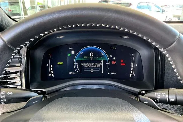 2025 Toyota Camry SE thumbnail 12