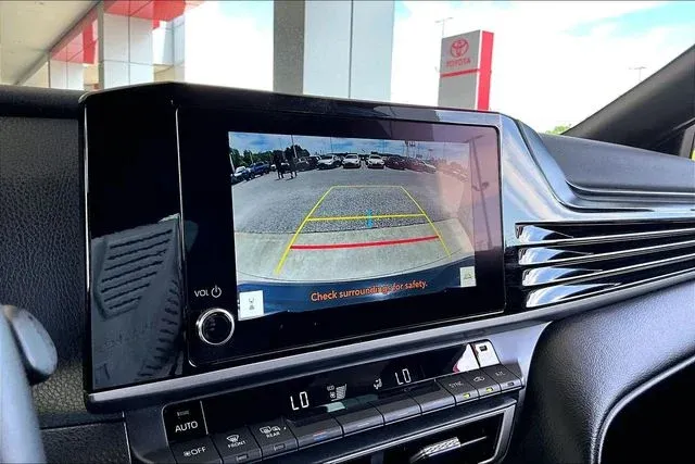 2025 Toyota Camry SE thumbnail 13