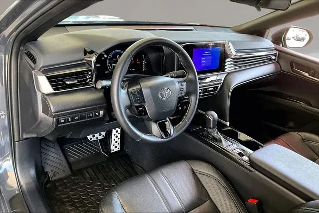 2025 Toyota Camry SE thumbnail 14