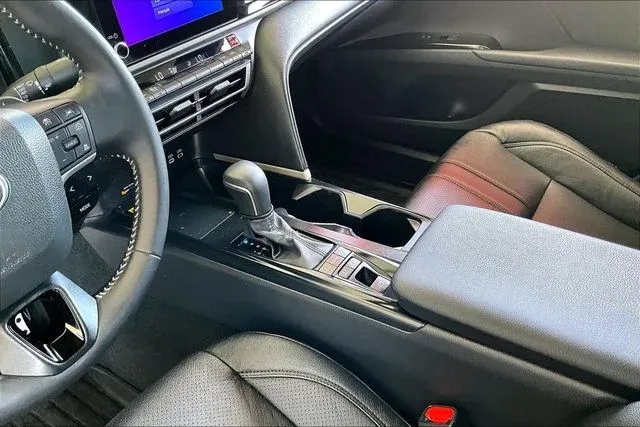 2025 Toyota Camry SE thumbnail 15