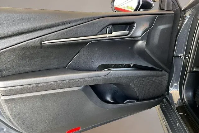 2025 Toyota Camry SE thumbnail 17