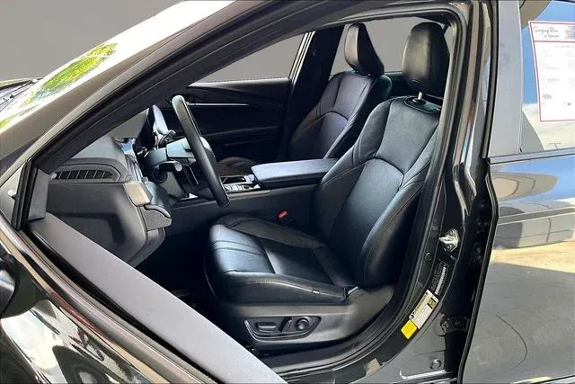 2025 Toyota Camry SE thumbnail 18