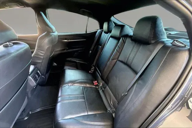 2025 Toyota Camry SE thumbnail 19