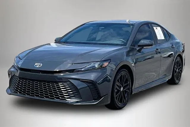 2025 Toyota Camry SE thumbnail 2