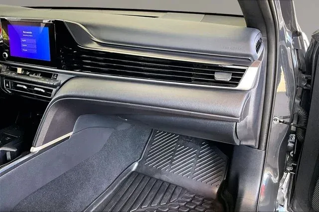 2025 Toyota Camry SE thumbnail 21