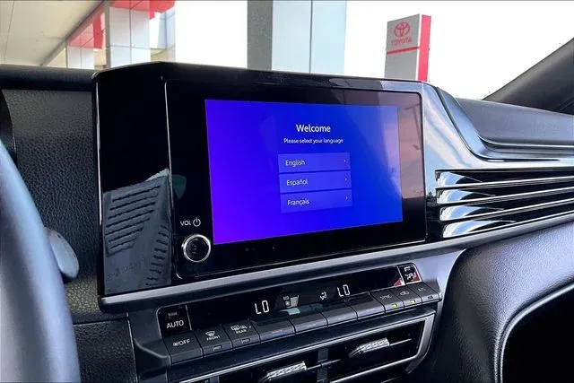 2025 Toyota Camry SE thumbnail 22
