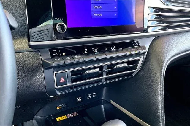 2025 Toyota Camry SE thumbnail 23