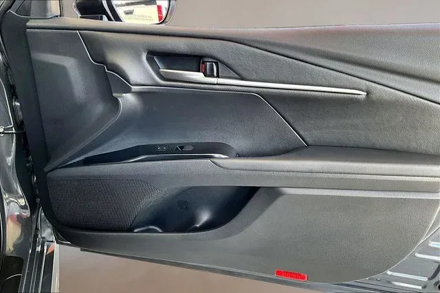 2025 Toyota Camry SE thumbnail 25