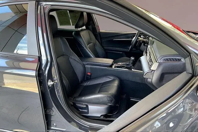 2025 Toyota Camry SE thumbnail 26