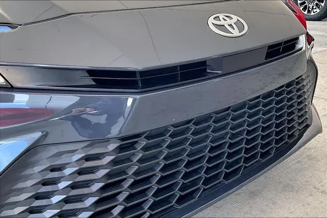 2025 Toyota Camry SE thumbnail 27