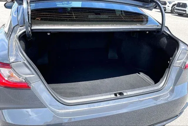 2025 Toyota Camry SE thumbnail 29