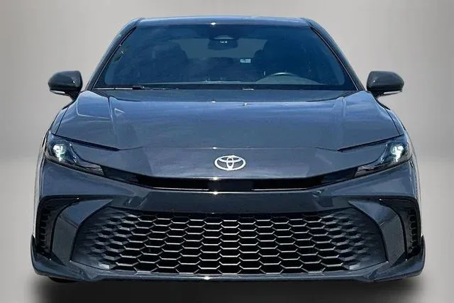 2025 Toyota Camry SE thumbnail 3