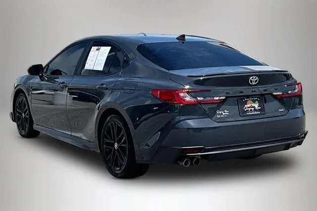 2025 Toyota Camry SE thumbnail 4
