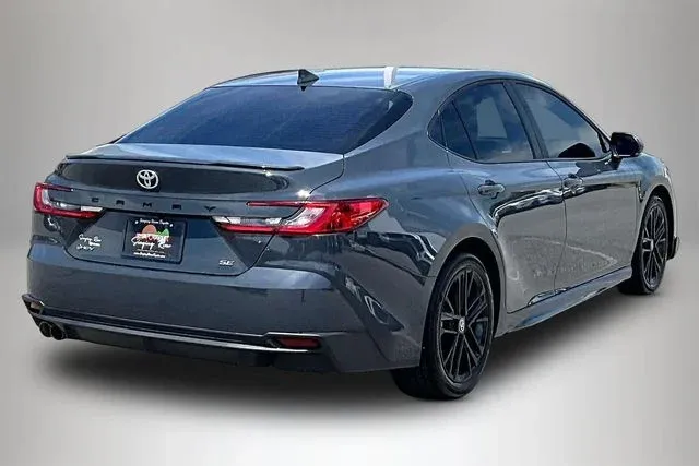 2025 Toyota Camry SE thumbnail 5