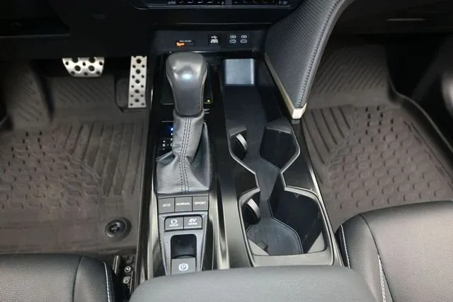 2025 Toyota Camry SE thumbnail 10