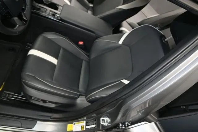 2025 Toyota Camry SE thumbnail 11