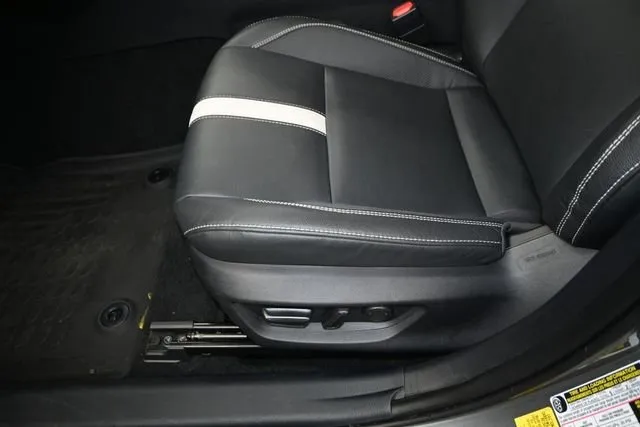 2025 Toyota Camry SE thumbnail 12