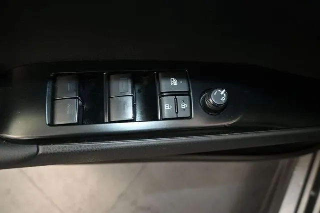 2025 Toyota Camry SE thumbnail 13