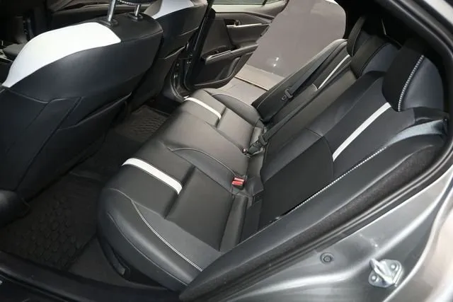 2025 Toyota Camry SE thumbnail 14