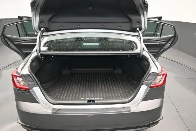 2025 Toyota Camry SE thumbnail 15