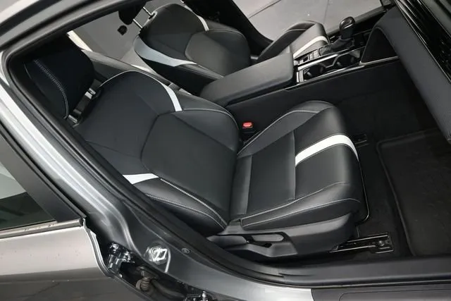 2025 Toyota Camry SE thumbnail 17