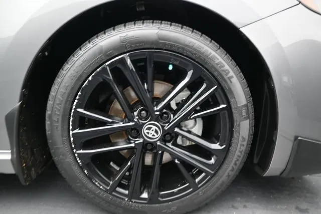 2025 Toyota Camry SE thumbnail 18