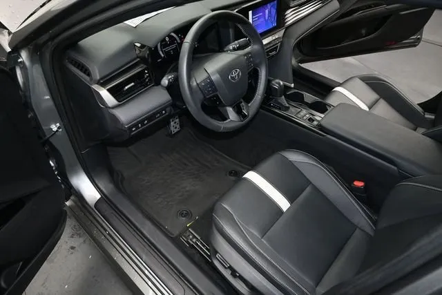 2025 Toyota Camry SE thumbnail 6
