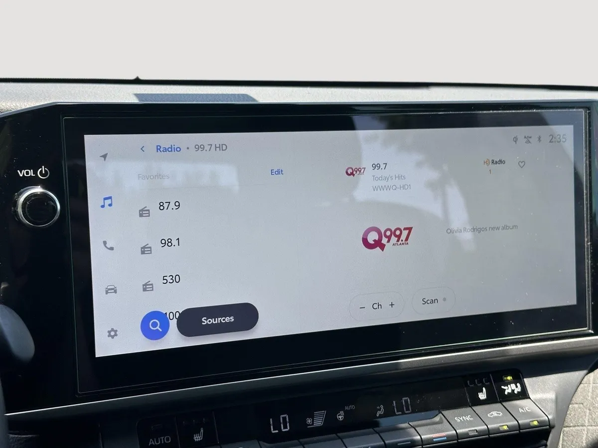 2025 Toyota Camry XLE thumbnail 12