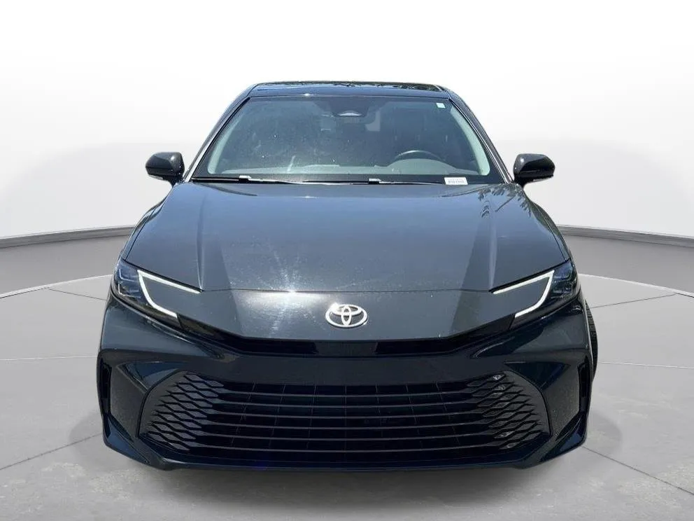 2025 Toyota Camry XLE thumbnail 3