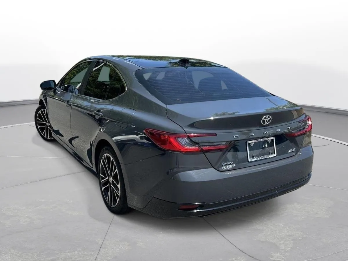 2025 Toyota Camry XLE thumbnail 8