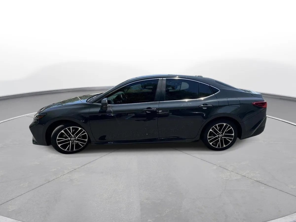 2025 Toyota Camry XLE thumbnail 9