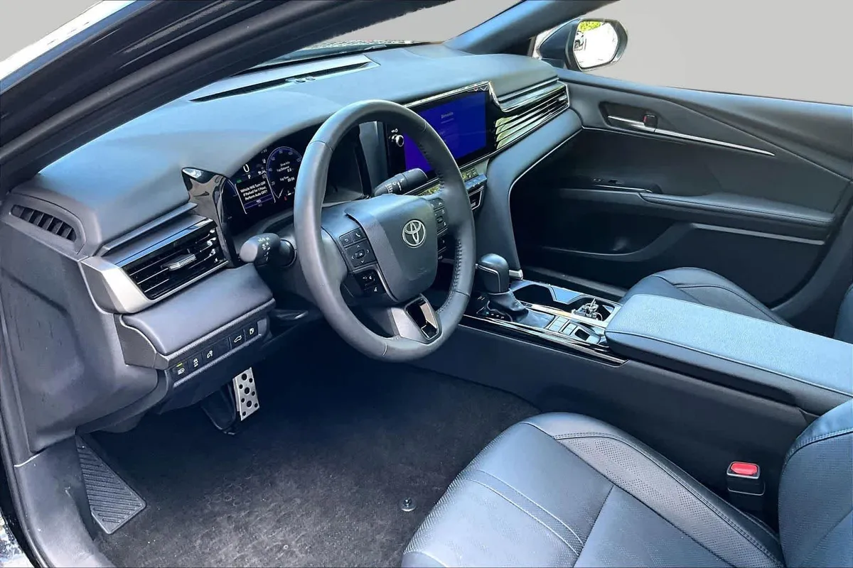 2025 Toyota Camry XSE thumbnail 18