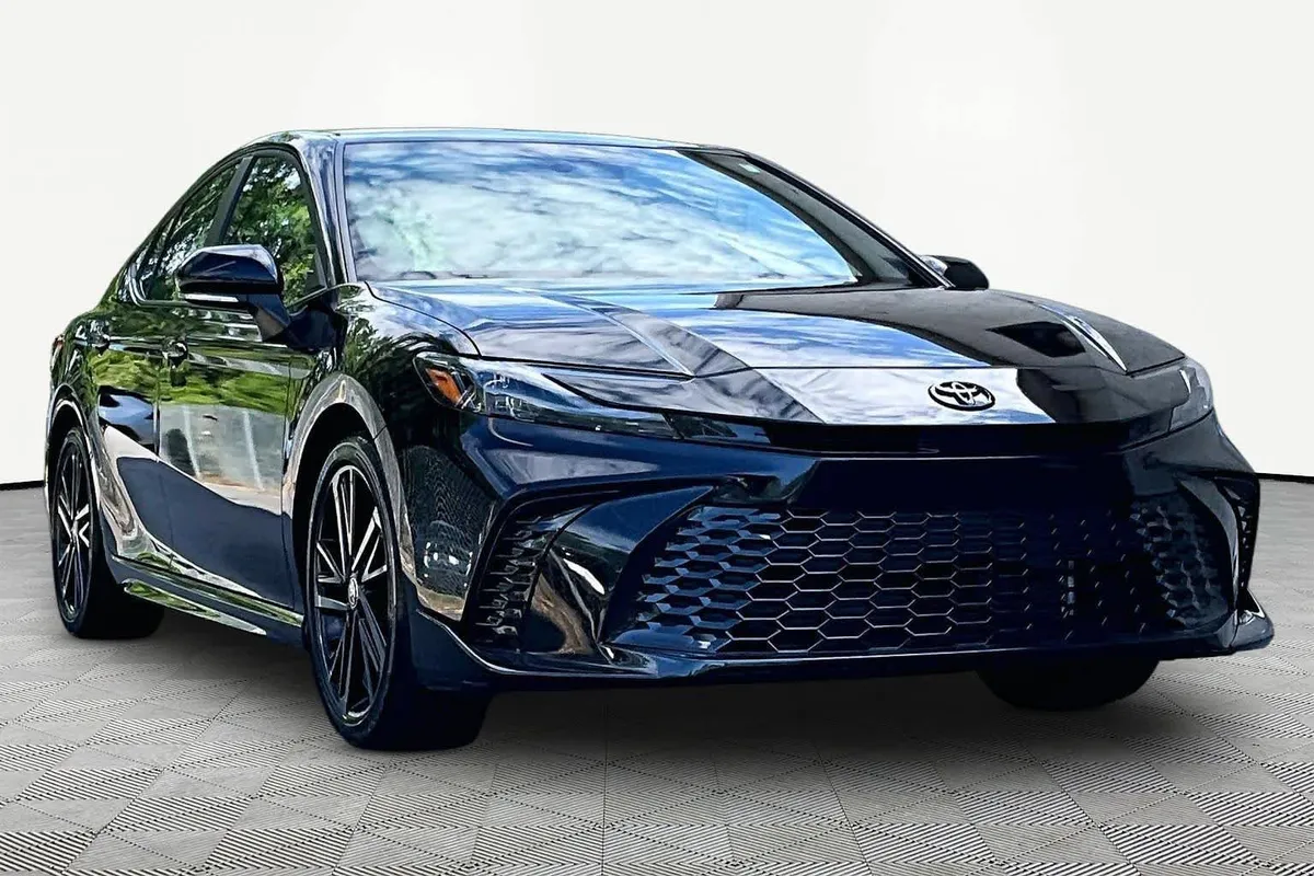 2025 Toyota Camry XSE thumbnail 3