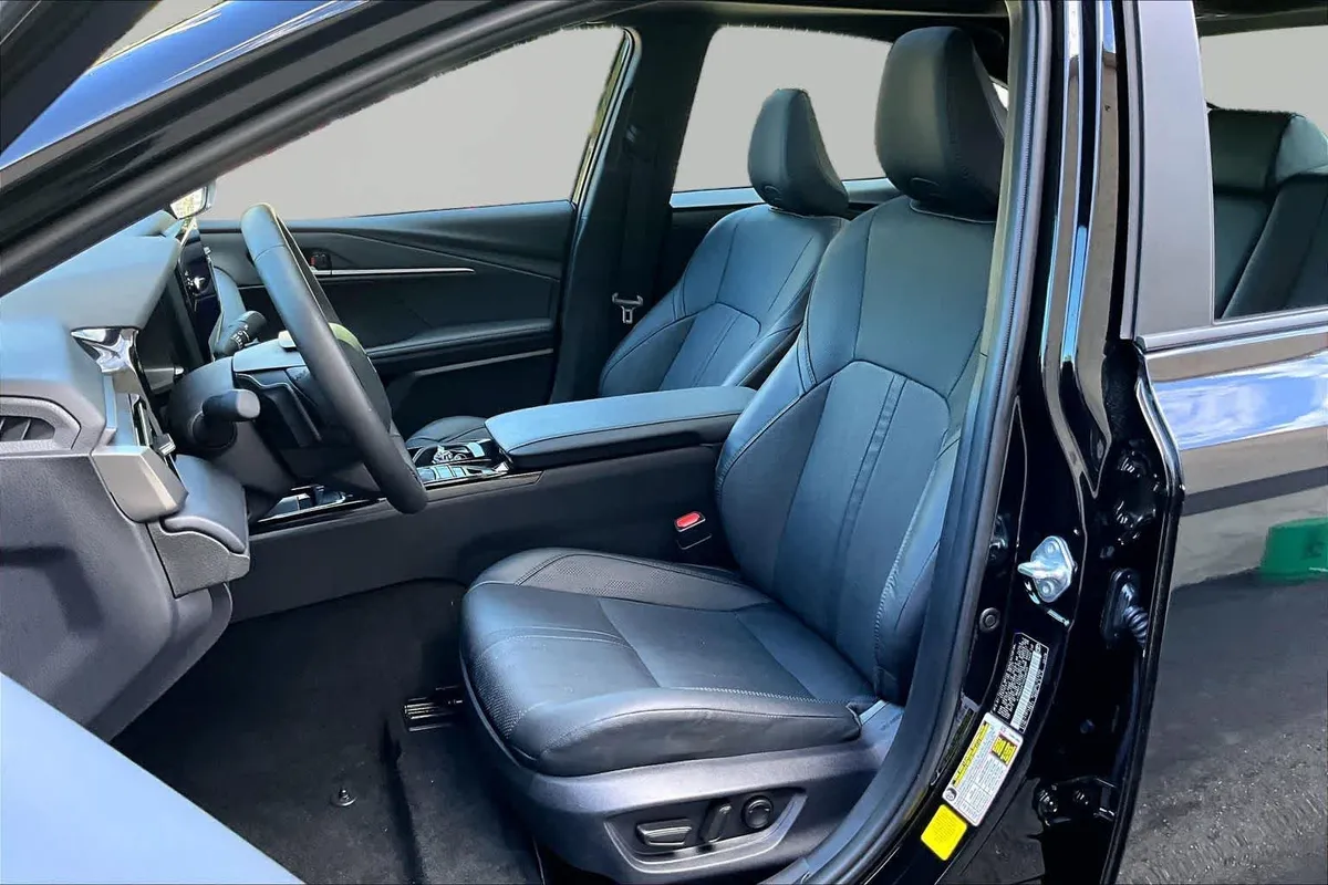 2025 Toyota Camry XSE thumbnail 8