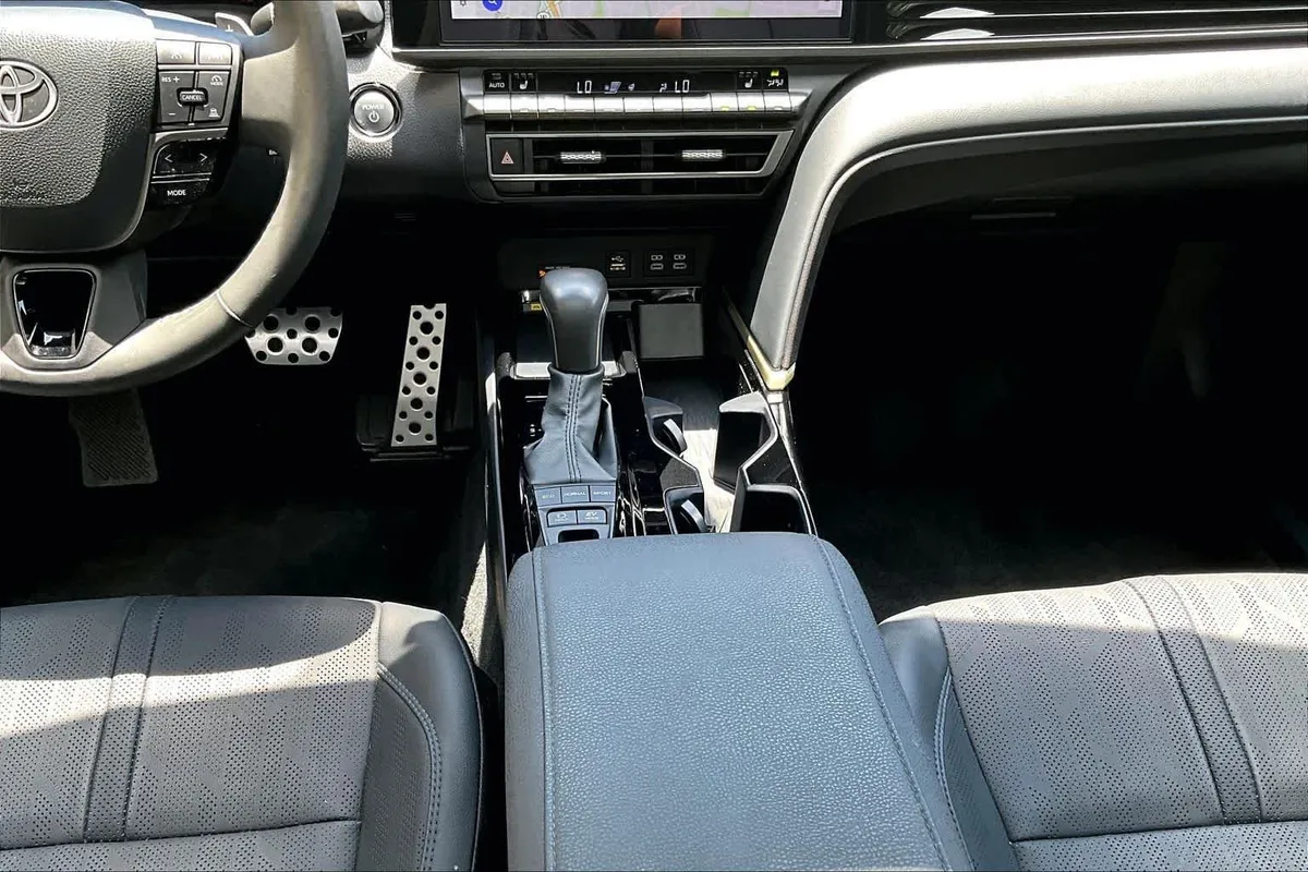 2025 Toyota Camry XSE thumbnail 17