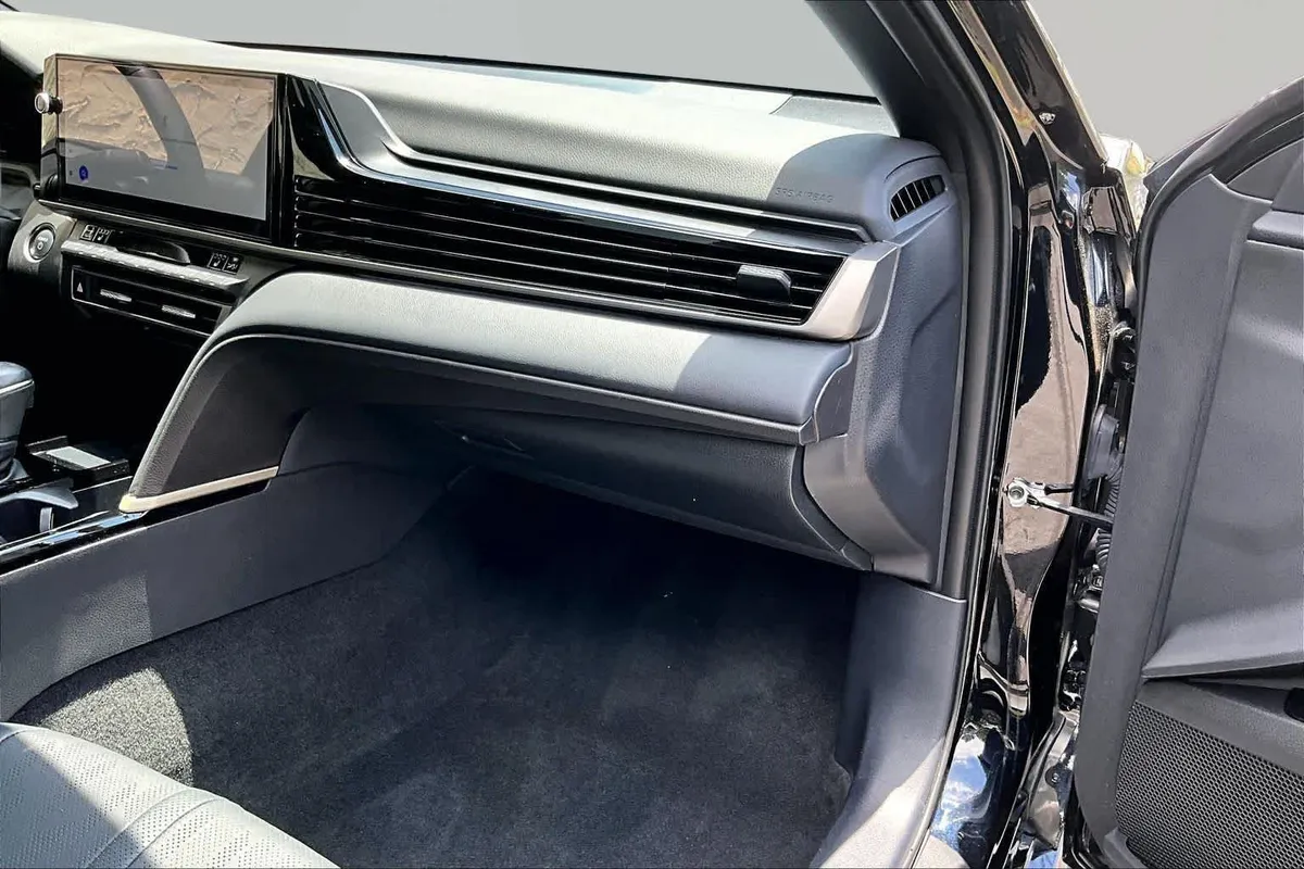 2025 Toyota Camry XSE thumbnail 19