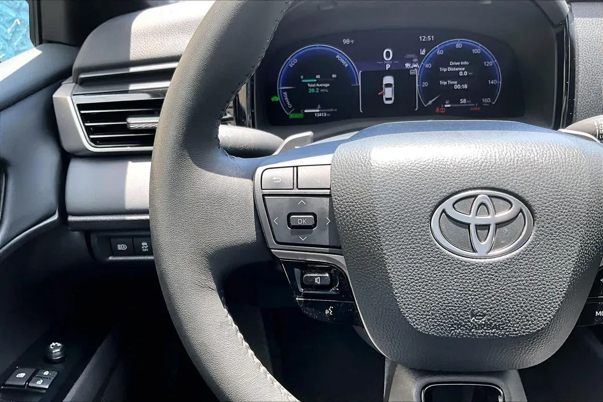 2025 Toyota Camry XSE thumbnail 24