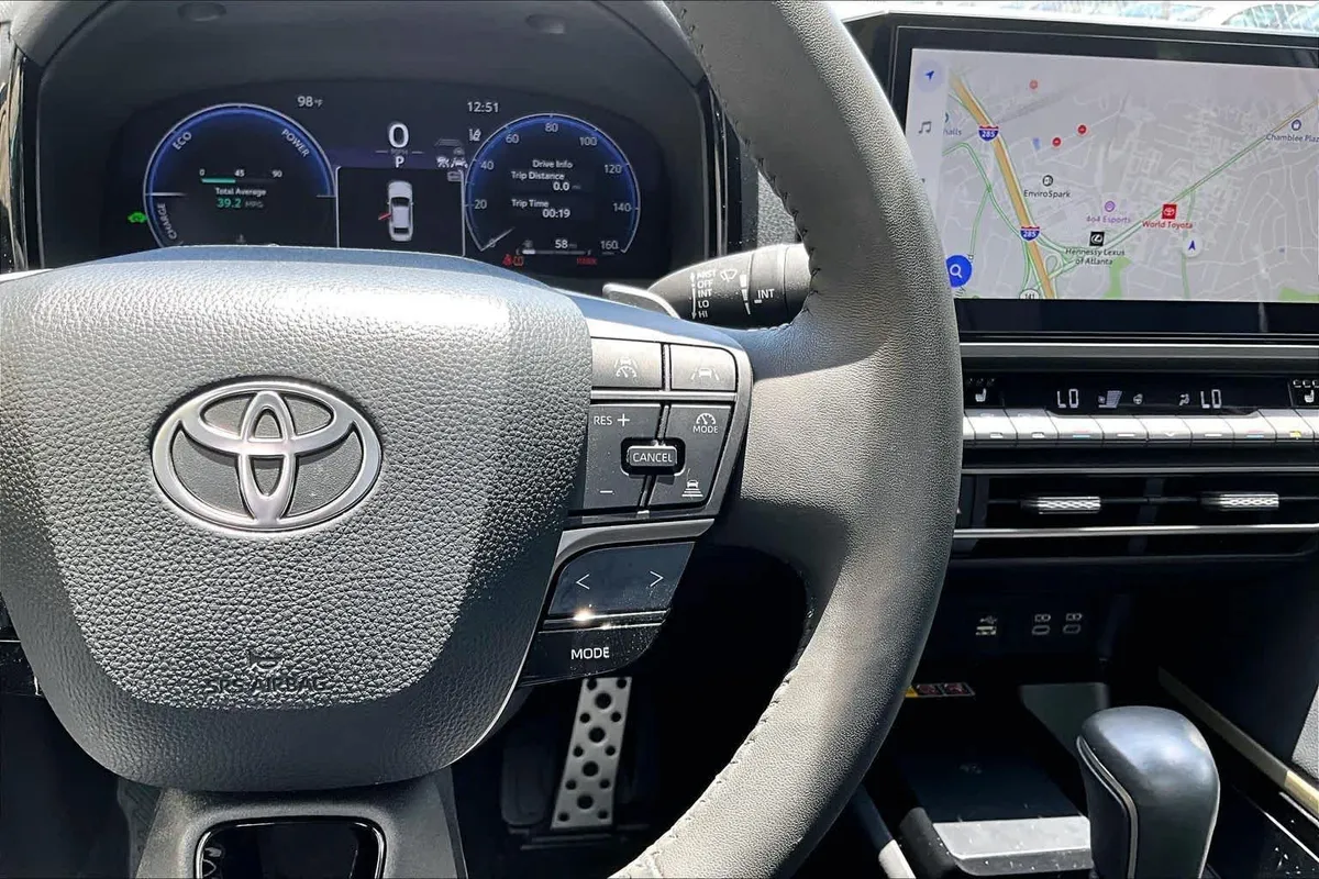 2025 Toyota Camry XSE thumbnail 25