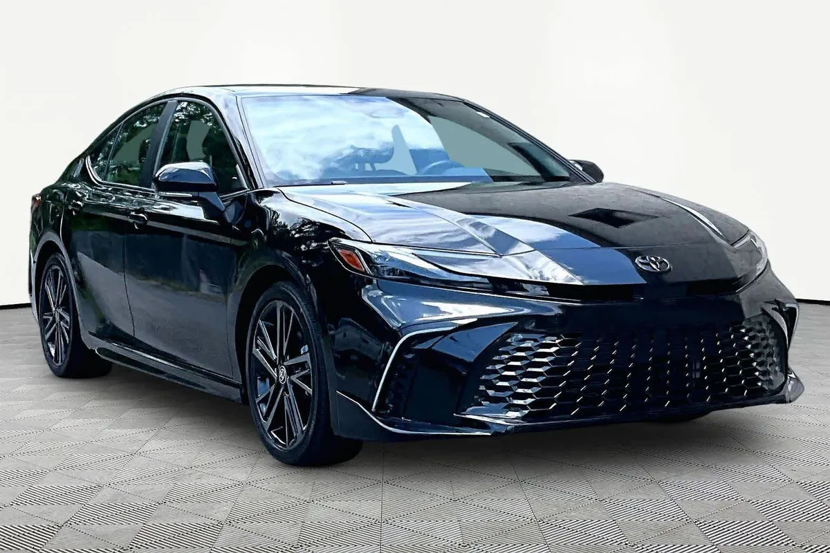 2025 Toyota Camry XSE thumbnail 3