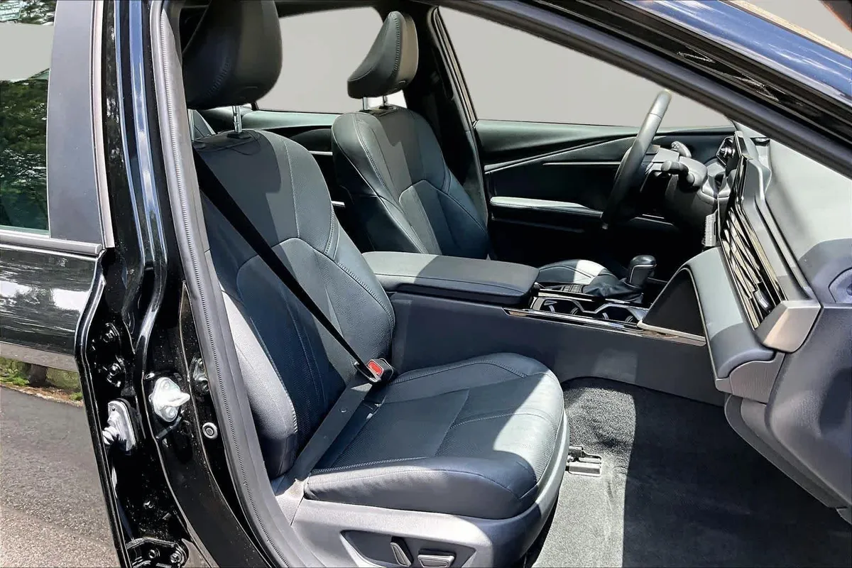 2025 Toyota Camry XSE thumbnail 9