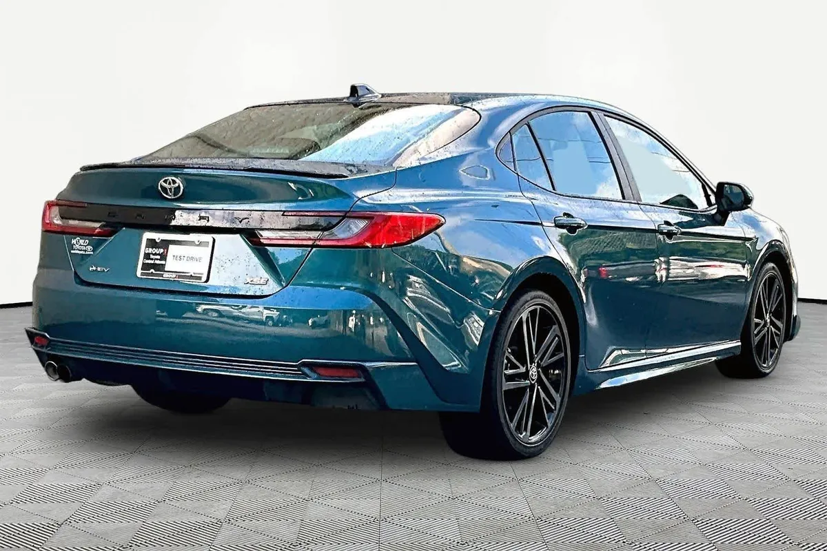 2025 Toyota Camry XSE thumbnail 13