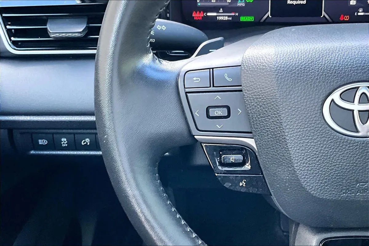 2025 Toyota Camry XSE thumbnail 24