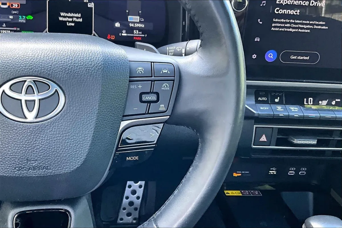 2025 Toyota Camry XSE thumbnail 25