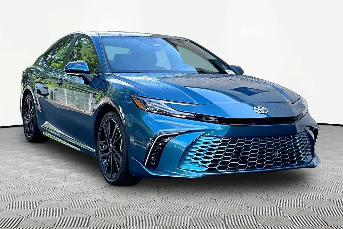 2025 Toyota Camry XSE thumbnail 3