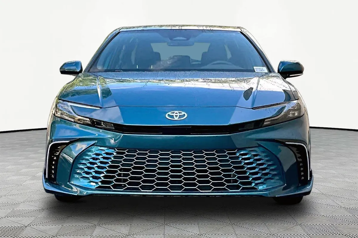2025 Toyota Camry XSE thumbnail 4