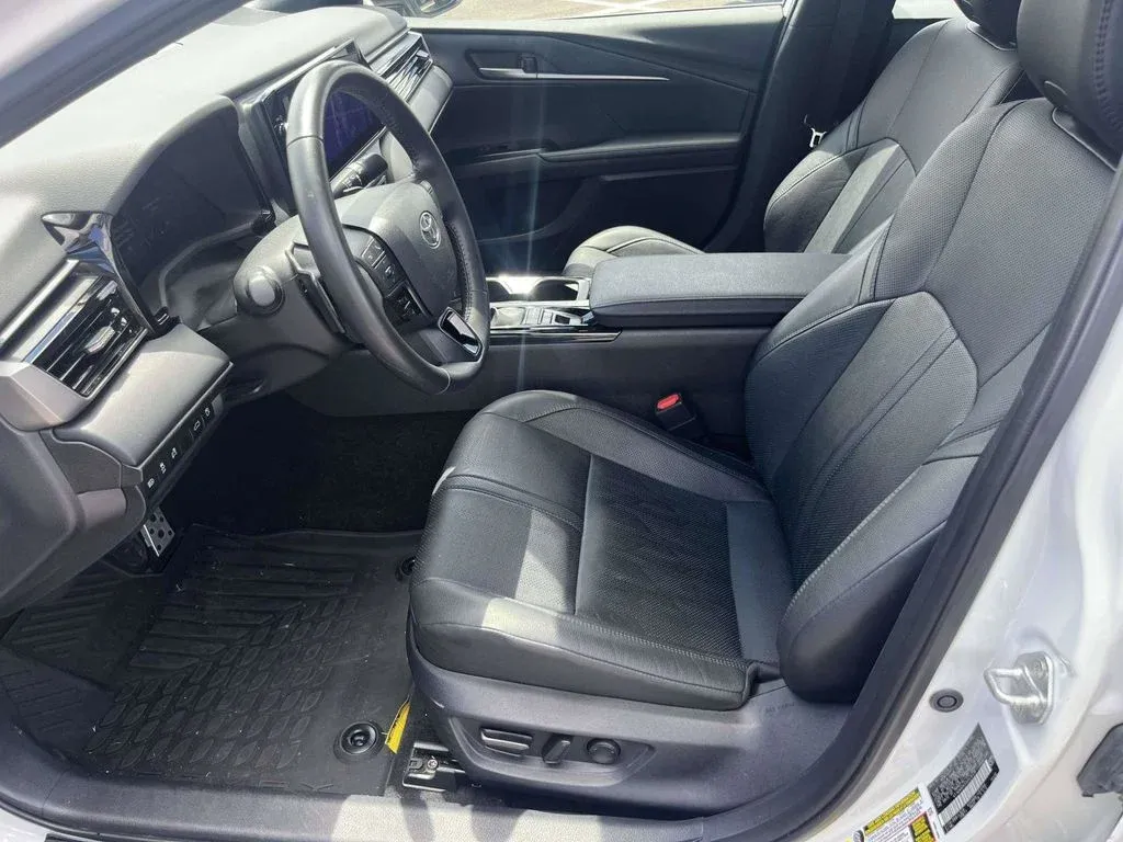 2025 Toyota Camry XSE thumbnail 18