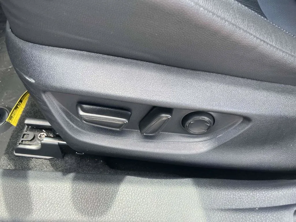 2025 Toyota Camry XSE thumbnail 19