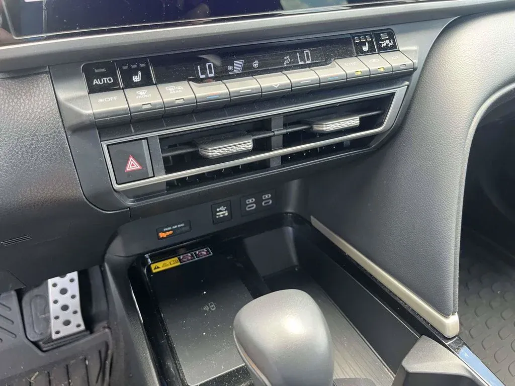 2025 Toyota Camry XSE thumbnail 24