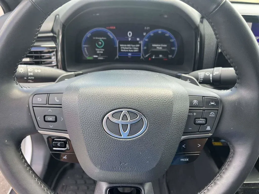 2025 Toyota Camry XSE thumbnail 30