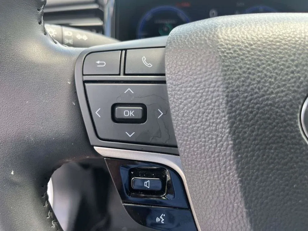 2025 Toyota Camry XSE thumbnail 31